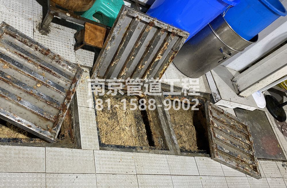 278青田雅居城管中队食堂隔油池清理