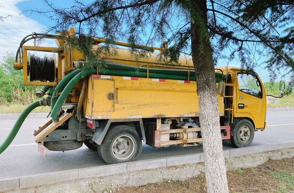 283青田雅居清洗抽粪车